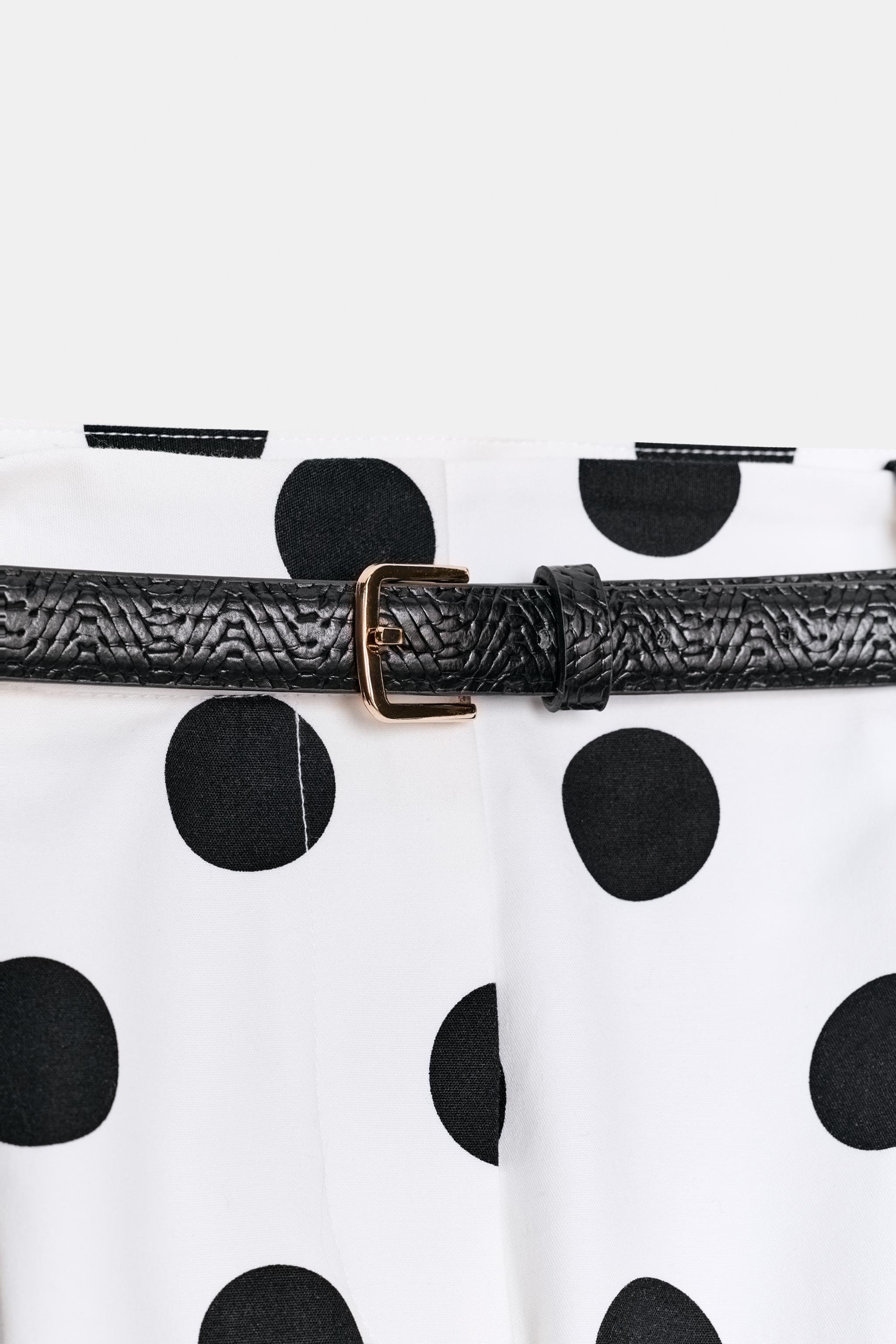 SHORT À PINCES ET CEINTURE